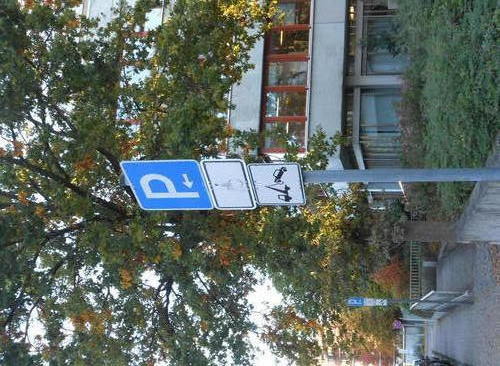 Hinweisschild auf zwei Parkplätze für Menschen mit Behinderung